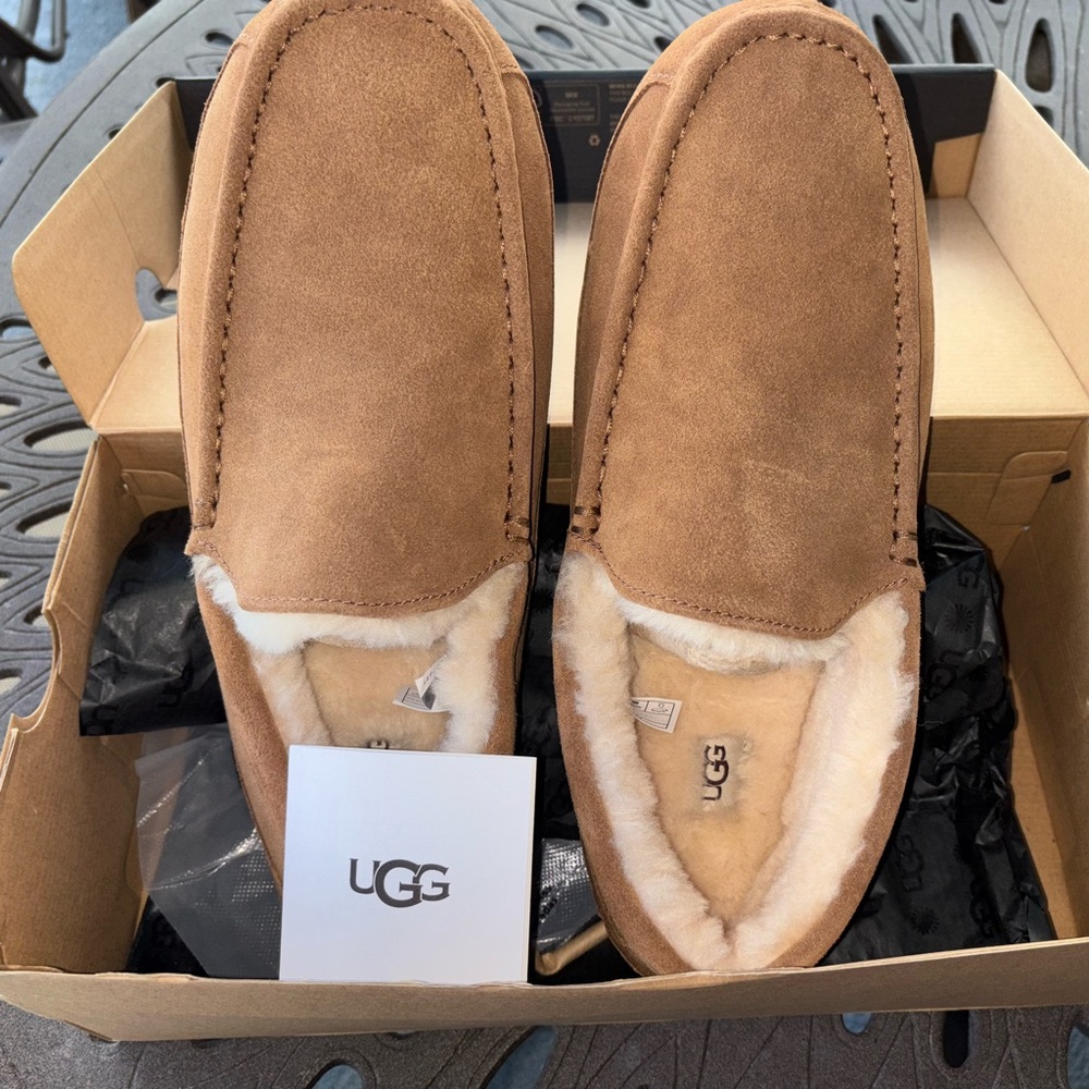 NIB Men’s UGG Slip On Loafer Slipper